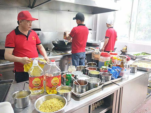 长沙工厂食堂承包价格解析 合红餐饮如何打造高性价比团餐方案
